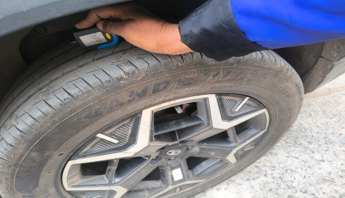 2023 Tata Safari ACCOMPLISHED PLUS 6 STR DUAL TONE AT, Diesel, Automatic, 77,542 km, tyre