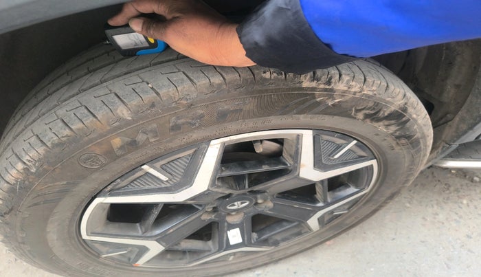 2023 Tata Safari ACCOMPLISHED PLUS 6 STR DUAL TONE AT, Diesel, Automatic, 77,542 km, tyre