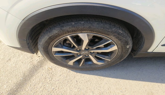 2020 Mahindra XUV300 W8 (O) 1.2 PETROL, Petrol, Manual, 87,599 km, tyre