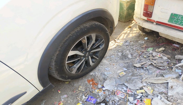 2020 Mahindra XUV300 W8 (O) 1.2 PETROL, Petrol, Manual, 87,599 km, tyre