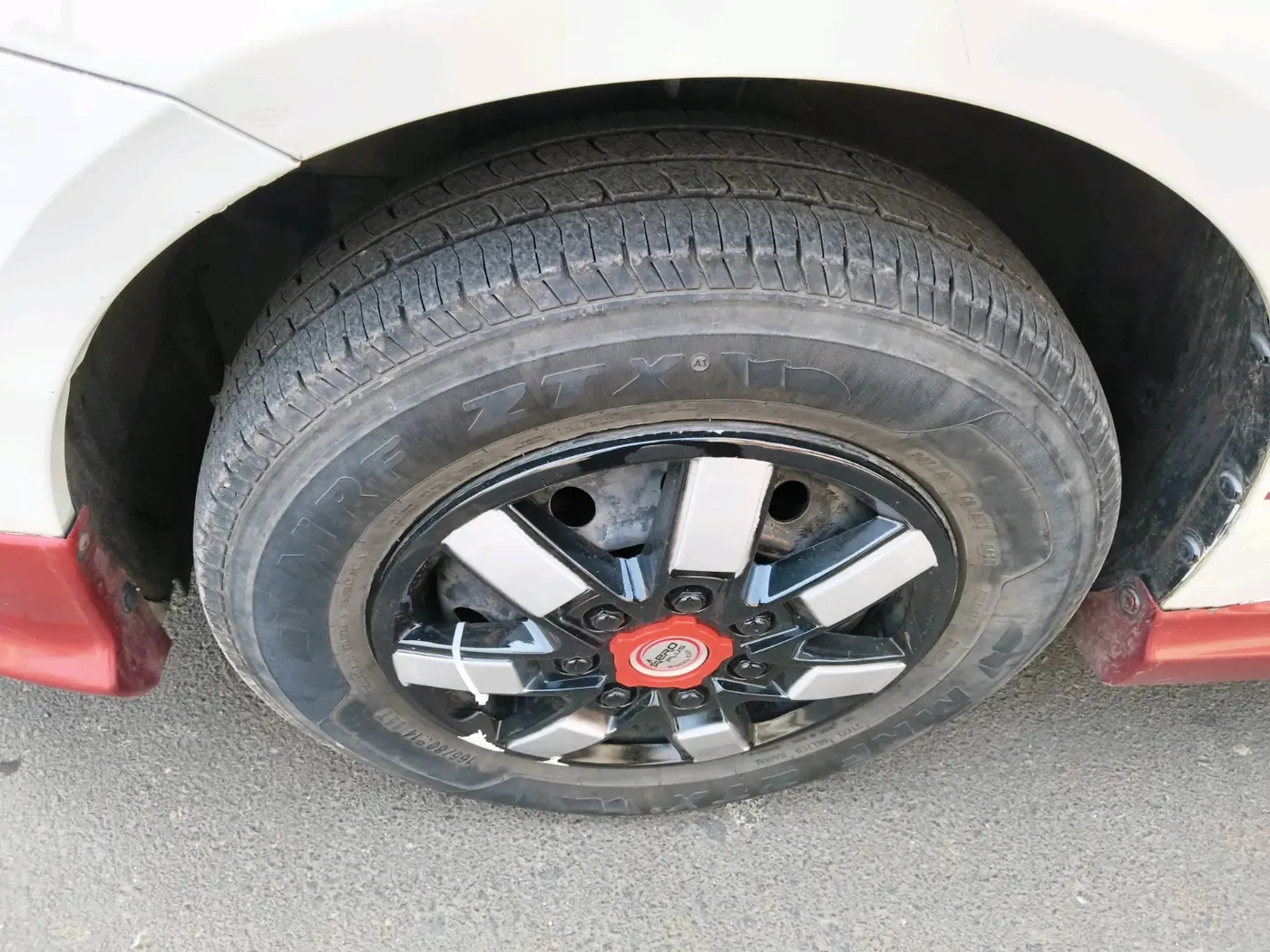 2015 Maruti Swift Dzire VXI, Petrol, Manual, 82,790 km, tyre