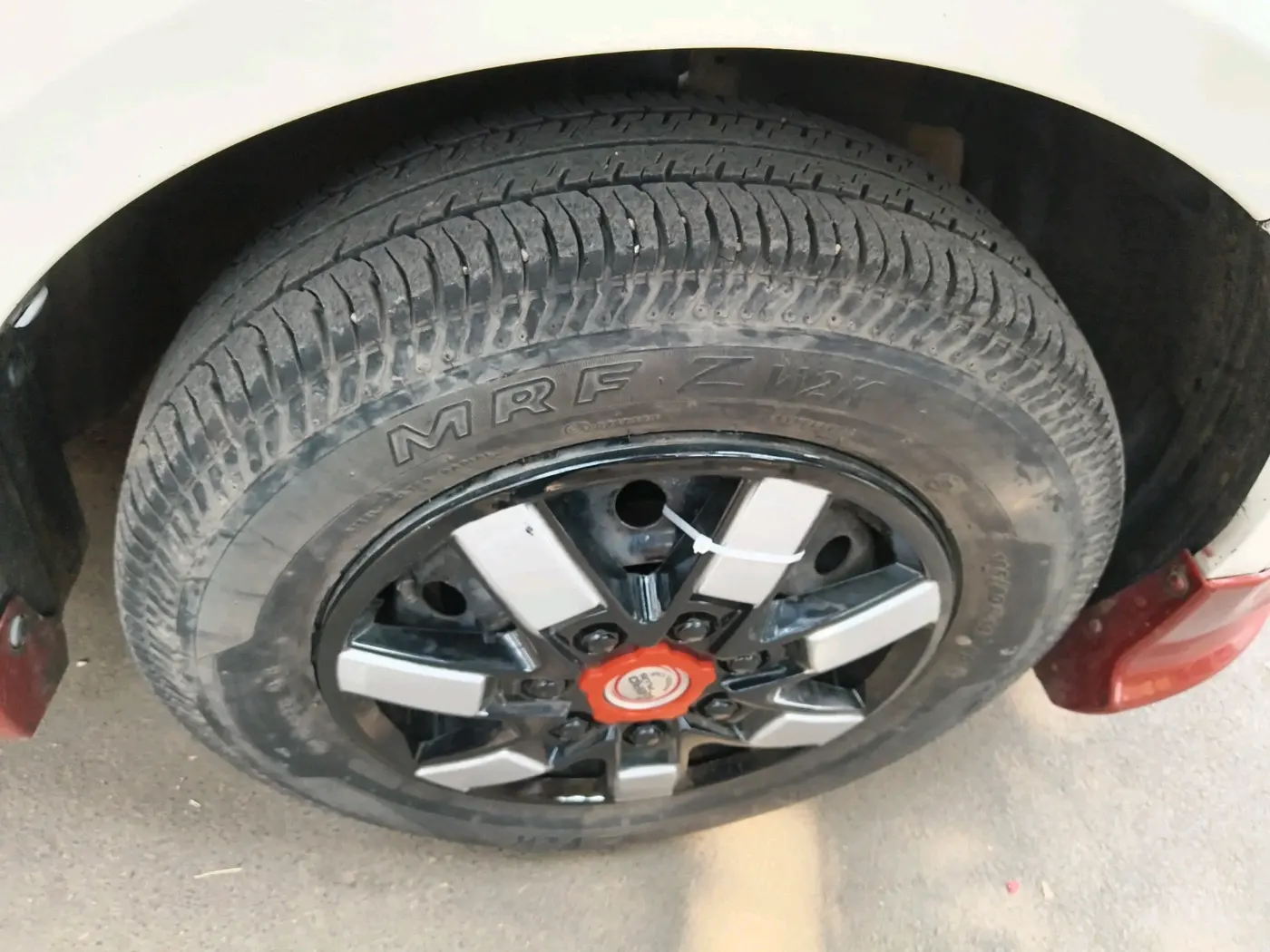 2015 Maruti Swift Dzire VXI, Petrol, Manual, 82,790 km, tyre