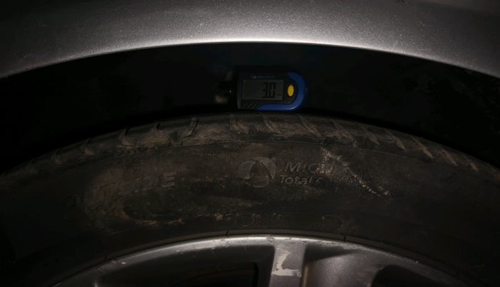 2012 Audi A4 2.0 TDI, Diesel, Automatic, 1,10,451 km, tyre