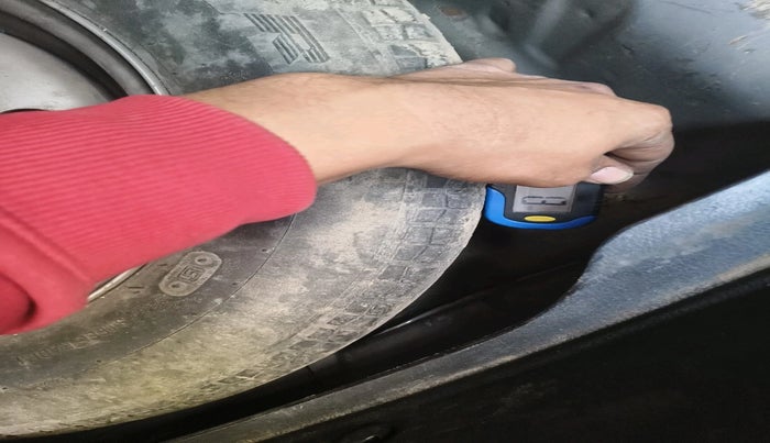 2015 Maruti Swift Dzire LXI (O), Petrol, Manual, 84,872 km, tyre