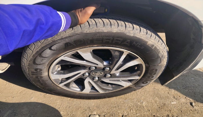 2025 Toyota Innova Crysta 2.4 GX 8STR, Diesel, Manual, 6,015 km, tyre