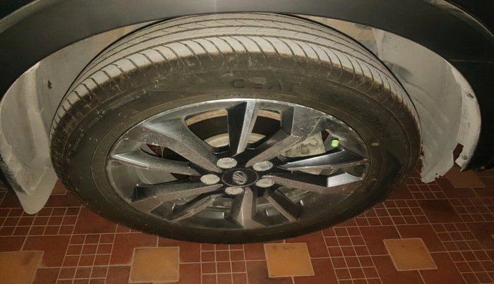 2021 Mahindra XUV300 W8 (O) 1.2 PETROL AMT, Petrol, Automatic, 55,198 km, tyre