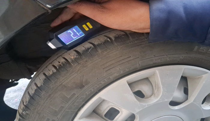 2011 Chevrolet Spark LS 1.0, Petrol, Manual, 1,23,316 km, tyre