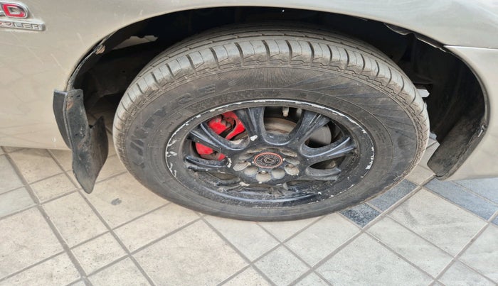 2011 Toyota Innova 2.5 G2 8STR, Diesel, Manual, 1,34,624 km, tyre