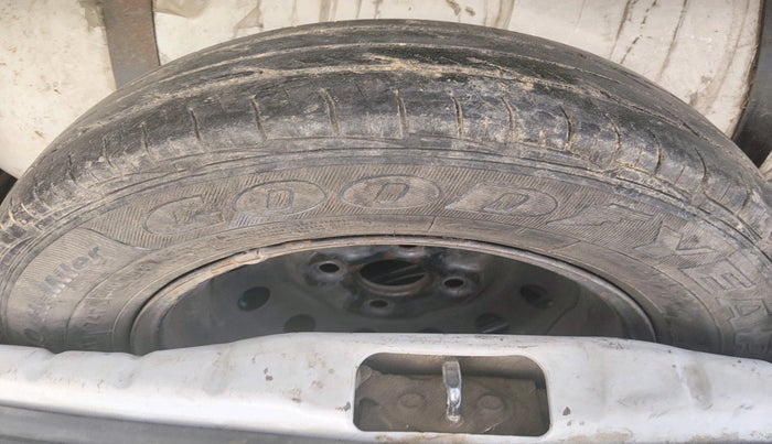 2015 Hyundai Eon ERA +, Petrol, Manual, 1,03,888 km, tyre