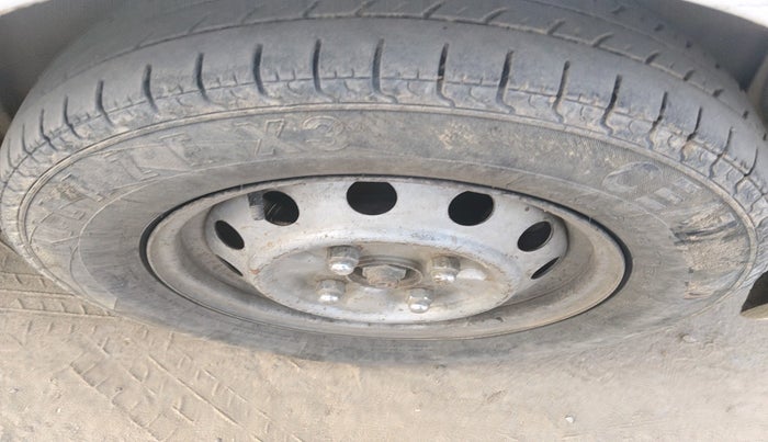 2015 Hyundai Eon ERA +, Petrol, Manual, 1,03,888 km, tyre