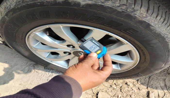 2017 Mahindra XUV500 W10, Diesel, Manual, 2,11,762 km, tyre