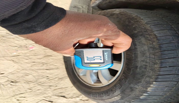 2017 Mahindra XUV500 W10, Diesel, Manual, 2,11,762 km, tyre