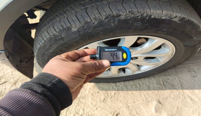 2017 Mahindra XUV500 W10, Diesel, Manual, 2,11,762 km, tyre