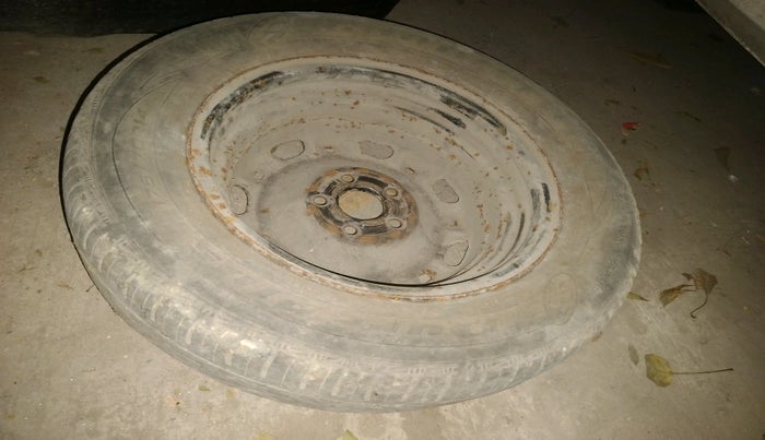 2011 Volkswagen Vento TRENDLINE 1.6, Petrol, Manual, 73,025 km, tyre