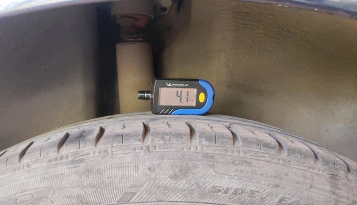 2012 Volkswagen Vento HIGHLINE DIESEL 1.6, Diesel, Manual, 1,13,442 km, tyre