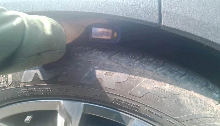 2021 Mahindra XUV700 AX 7 P AT 7 STR, Petrol, Automatic, 32,879 km, tyre