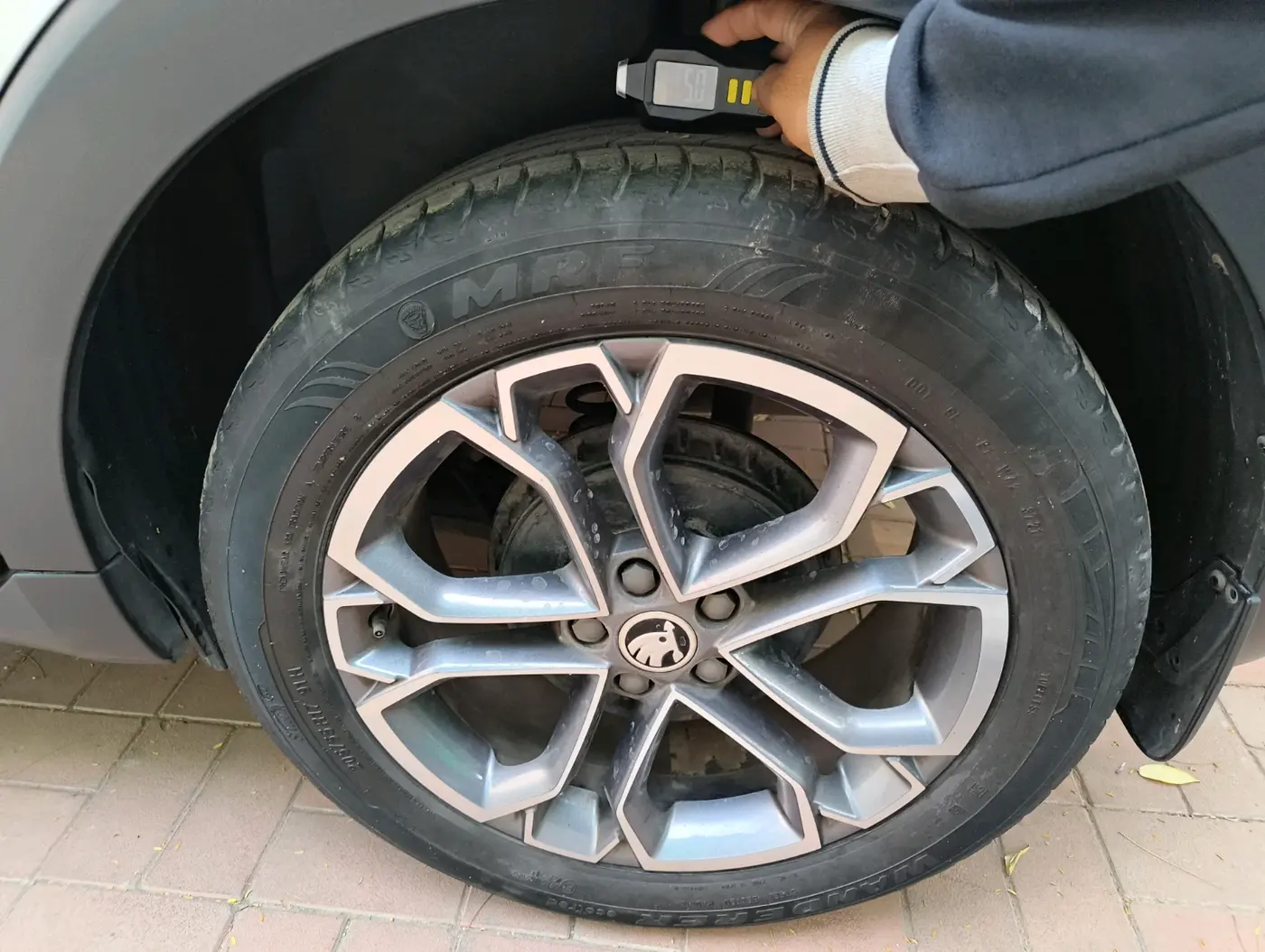 2021 Skoda KUSHAQ STYLE 1.0L TSI AT, Petrol, Automatic, 34,414 km, tyre