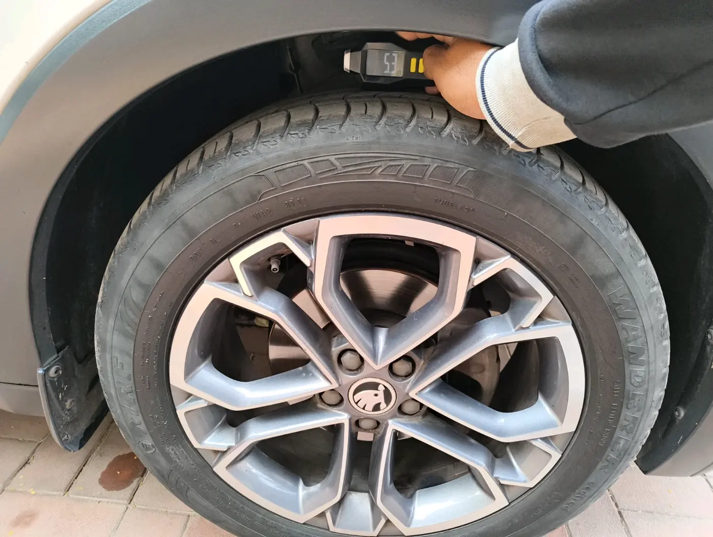 2021 Skoda KUSHAQ STYLE 1.0L TSI AT, Petrol, Automatic, 34,414 km, tyre