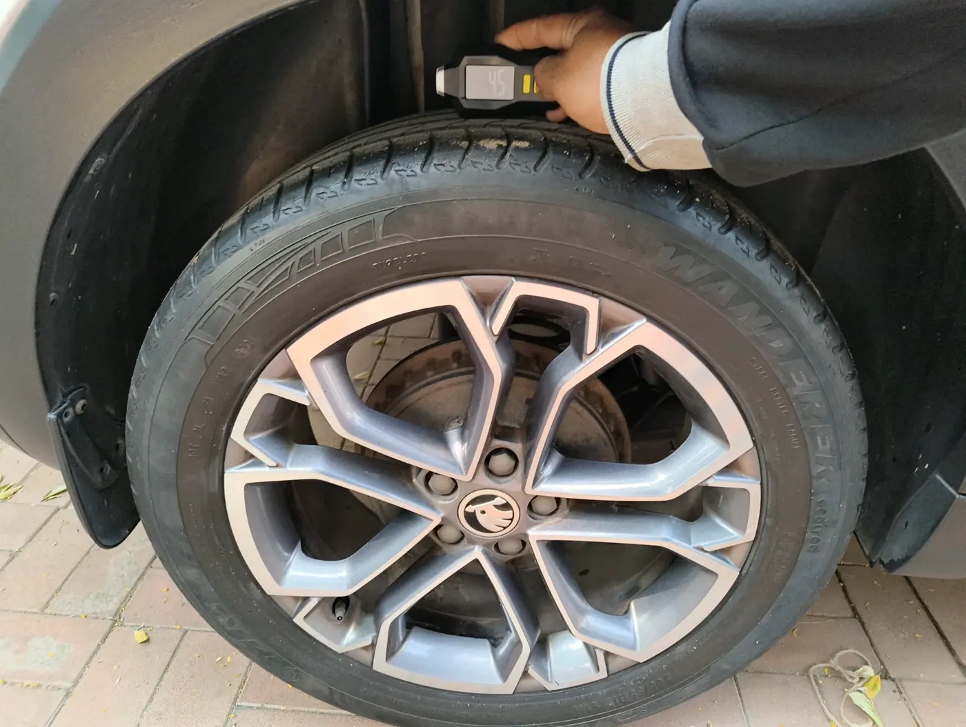 2021 Skoda KUSHAQ STYLE 1.0L TSI AT, Petrol, Automatic, 34,414 km, tyre