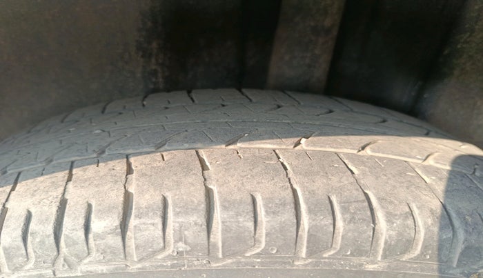 2016 Volkswagen Vento HIGHLINE 1.5 AT, Diesel, Automatic, 1,11,000 km, tyre