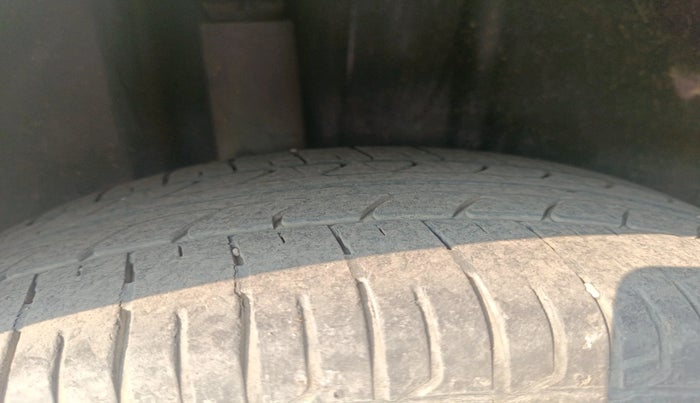 2016 Volkswagen Vento HIGHLINE 1.5 AT, Diesel, Automatic, 1,11,000 km, tyre