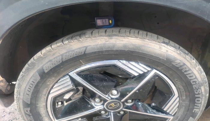 2023 Tata NEXON FEARLESS PURPLE + SUNROOF DUAL TONE 1.2 PETROL, Petrol, Manual, 28,082 km, tyre