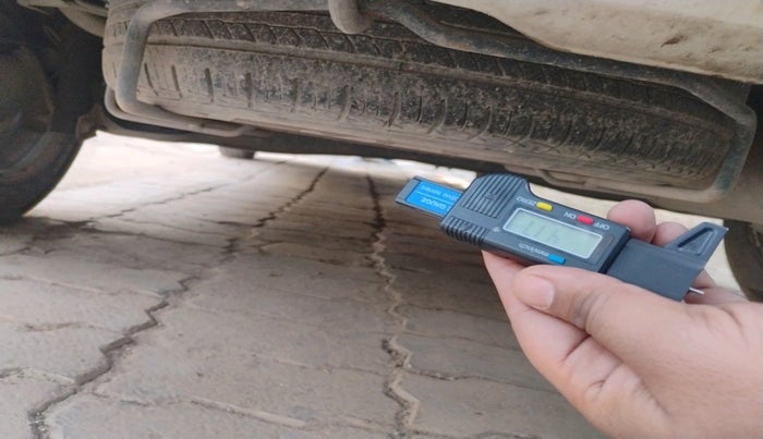 2020 Maruti Ertiga VXI CNG, Petrol, Manual, 2,22,395 km, tyre