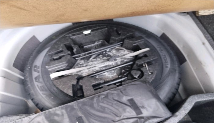 2016 Volkswagen Vento HIGHLINE PETROL AT, Petrol, Automatic, 99,789 km, tyre