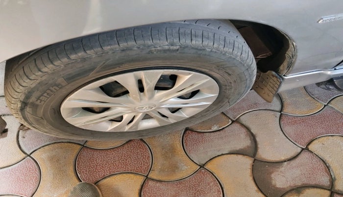 2015 Toyota Innova 2.5 GX 7 STR, Diesel, Manual, 1,31,297 km, tyre