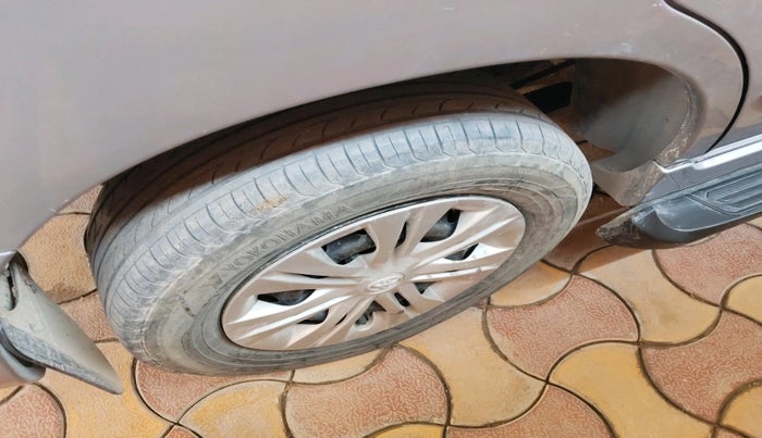 2015 Toyota Innova 2.5 GX 7 STR, Diesel, Manual, 1,31,297 km, tyre