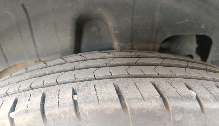 2024 Mahindra XUV300 W8 (O) 1.2 PETROL, Petrol, Manual, 32,776 km, tyre