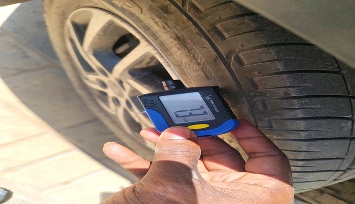 2023 Mahindra XUV300 W8 (O) 1.2 PETROL AMT, Petrol, Automatic, 9,736 km, tyre