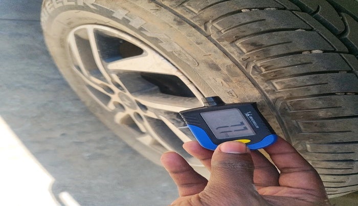 2023 Mahindra XUV300 W8 (O) 1.2 PETROL AMT, Petrol, Automatic, 9,736 km, tyre