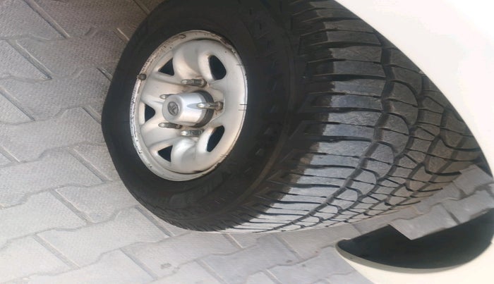 2013 Tata Safari Storme 2.2 EX 4X2, Diesel, Manual, 1,28,486 km, tyre