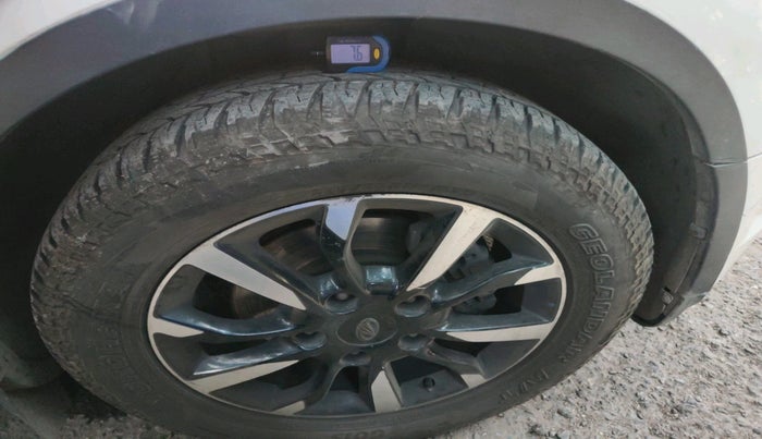 2019 Mahindra XUV500 W11 AT, Diesel, Automatic, 1,11,404 km, tyre