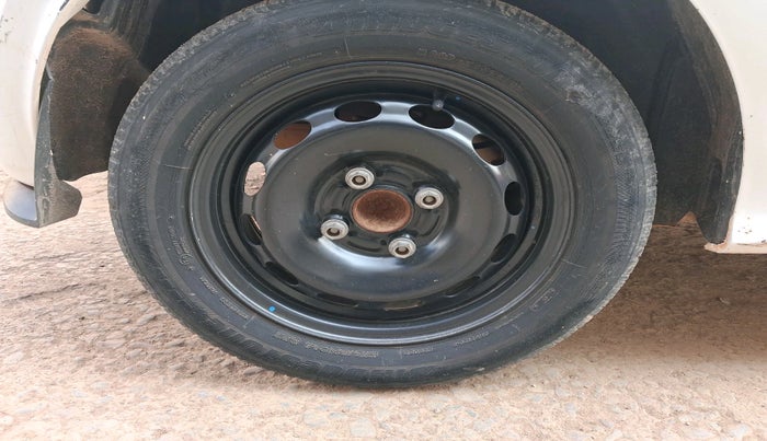 2015 Ford New Figo AMBIENTE 1.2 PETROL, Petrol, Manual, 1,08,274 km, tyre