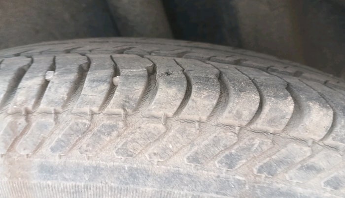 2011 Maruti Swift Dzire VXI, Petrol, Manual, 1,04,400 km, tyre