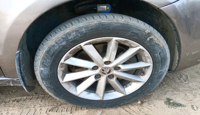 2015 Skoda Superb ELEGANCE 1.8 TSI MT, Petrol, Manual, 1,02,155 km, tyre