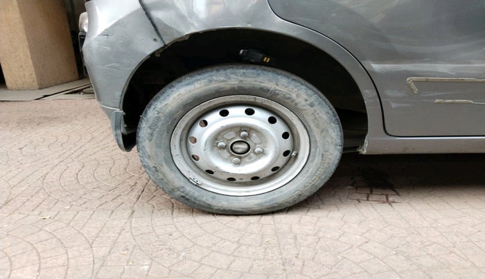 2013 Maruti Wagon R 1.0 LXI CNG, Petrol, Manual, 2,29,857 km, tyre