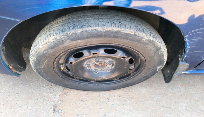 2012 Volkswagen Vento TRENDLINE 1.6, Petrol, Manual, 1,17,124 km, tyre