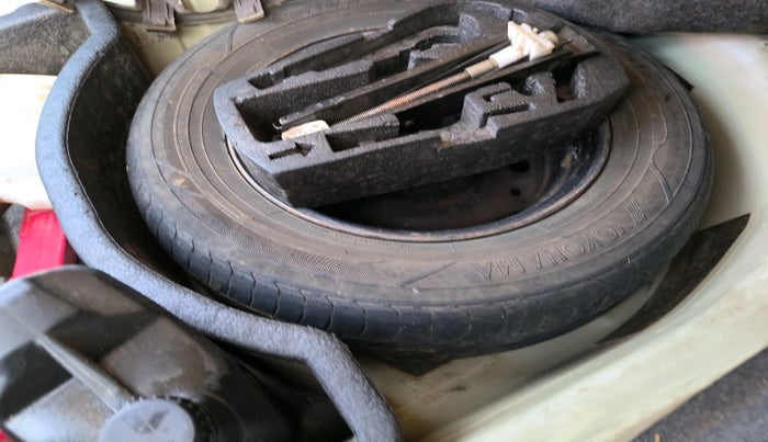 2012 Volkswagen Vento TRENDLINE 1.6, Petrol, Manual, 1,17,124 km, tyre