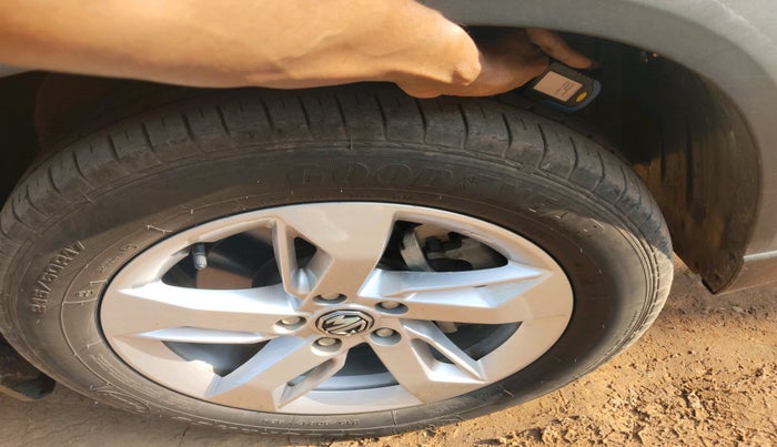 2022 MG HECTOR PLUS SUPER 1.5 PETROL TURBO HYBRID MT 7-STR, Petrol, Manual, 22,219 km, tyre