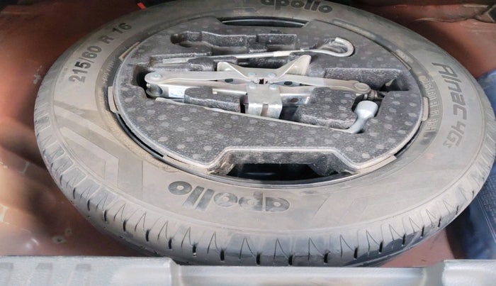 2016 Maruti Vitara Brezza ZDI, Diesel, Manual, 1,31,904 km, tyre