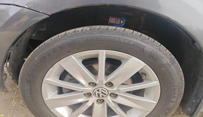 2015 Volkswagen Polo HIGHLINE1.5L, Diesel, Manual, 1,00,233 km, tyre