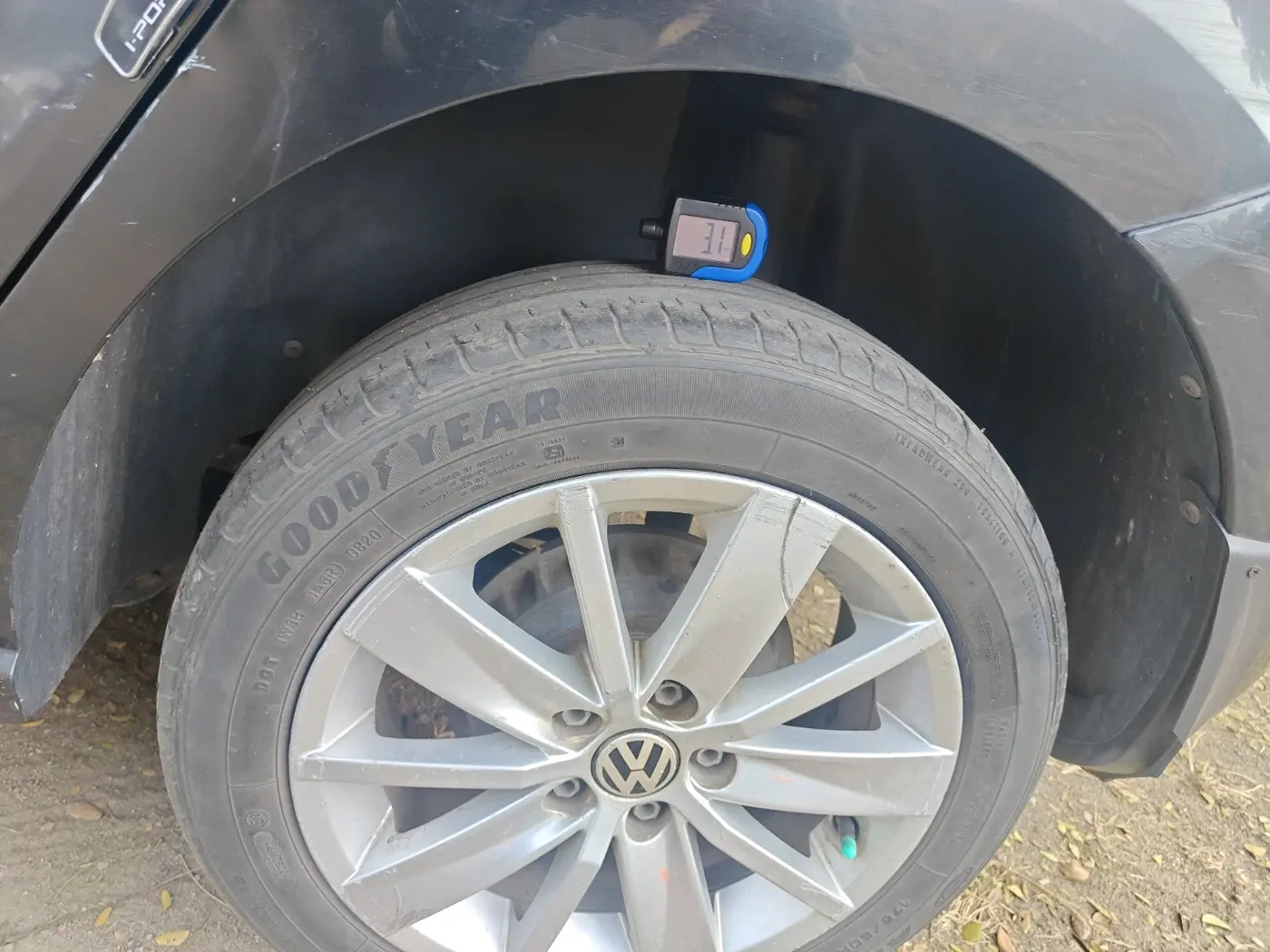2015 Volkswagen Polo HIGHLINE1.5L, Diesel, Manual, 1,00,233 km, tyre