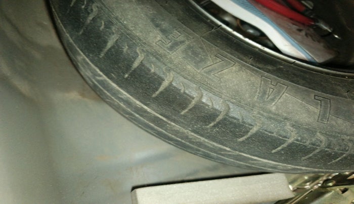 2016 Hyundai Eon ERA +, Petrol, Manual, 52,370 km, tyre