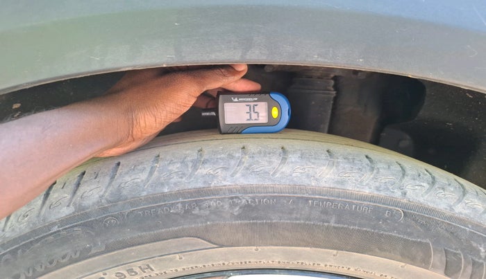 2022 KIA CARENS LUXURY 1.4 PETROL 7 STR, Petrol, Manual, 39,697 km, tyre