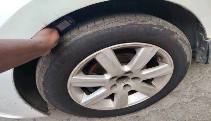 2011 Volkswagen Vento HIGHLINE 1.6 MPI, Petrol, Manual, 81,056 km, tyre