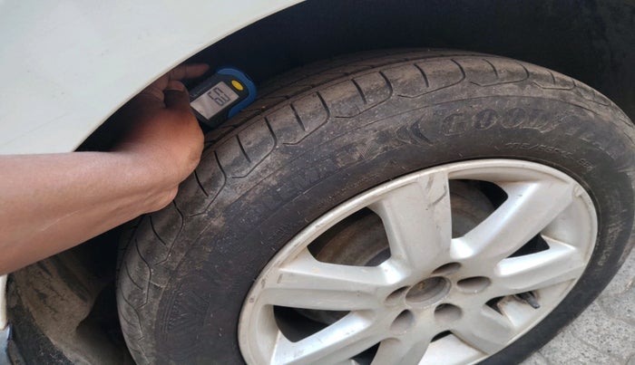 2011 Volkswagen Vento HIGHLINE 1.6 MPI, Petrol, Manual, 81,056 km, tyre