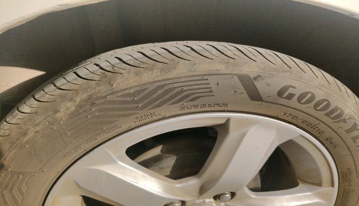 2011 Honda City 1.5L I-VTEC V MT, Petrol, Manual, 1,79,615 km, tyre